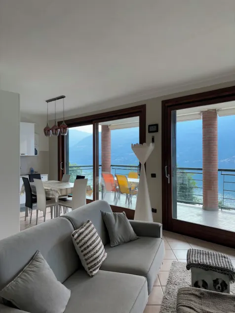 OFFERTA A MACCAGNO: VISTA SPETTACOLARE SUL LAGO MAGGIORE  - 2 km dal confine - Image 1