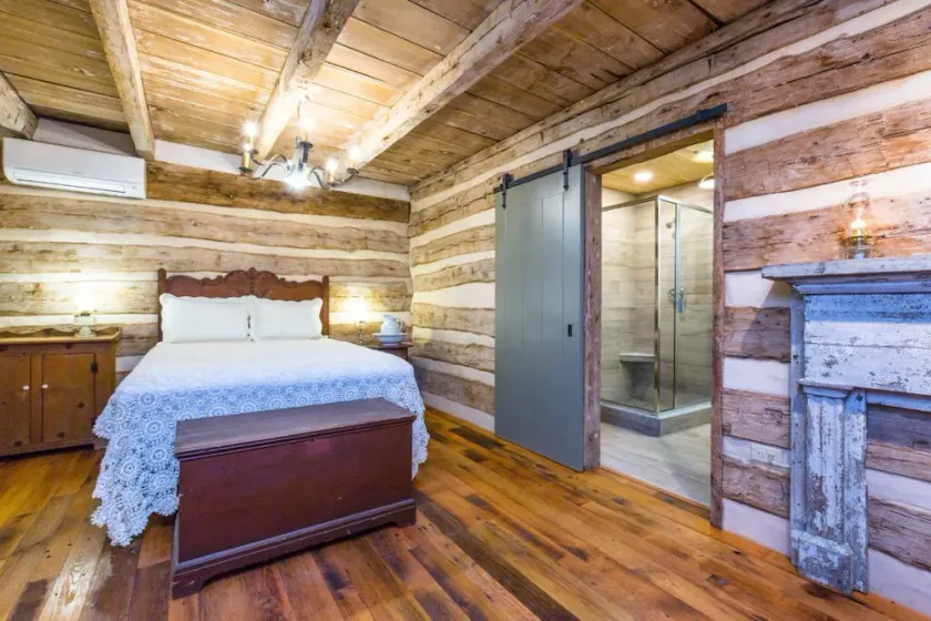 Bed&Breakfast in a 1795 Log Cabin on working farm, Margaret Baylor-Swoope suite - Image 1