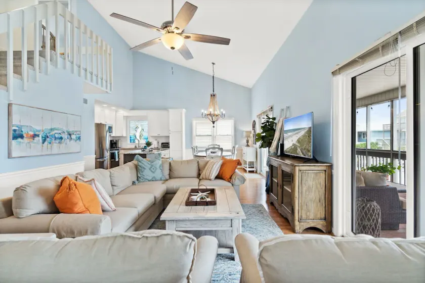 Updated beach house walking distance from beach - Image 1
