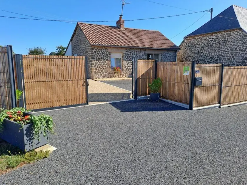 Charming granite house with enclosed garden, all inclusive, near Domfront - Image 1