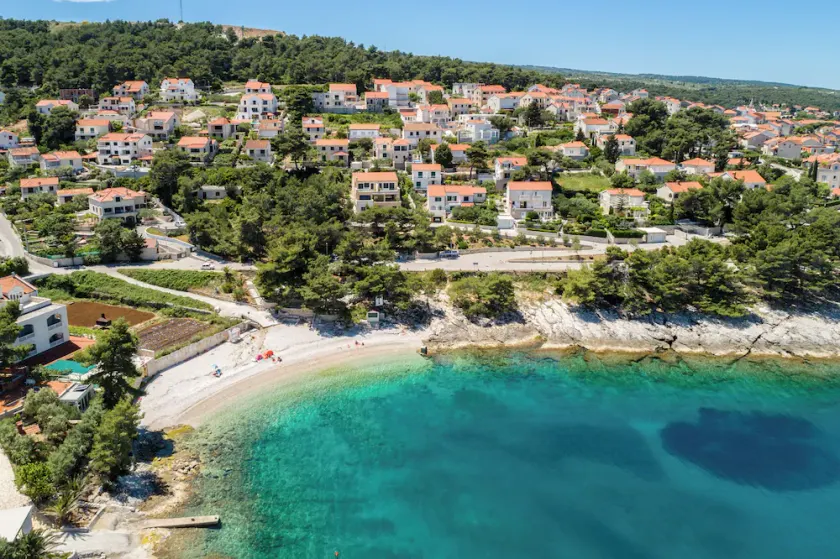 Charmant appartement de vacances entièrement équipé avec barbecue | Vue sur l'eau - Image 1