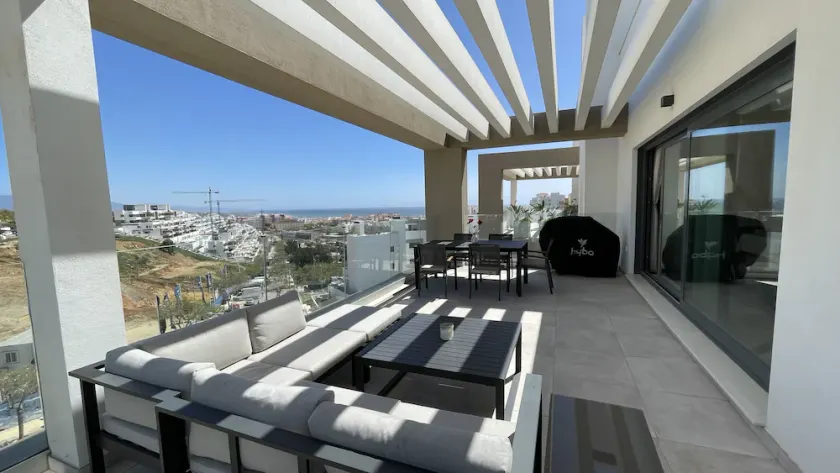 Modern penthouse close to all amenities and beaches - Image 1