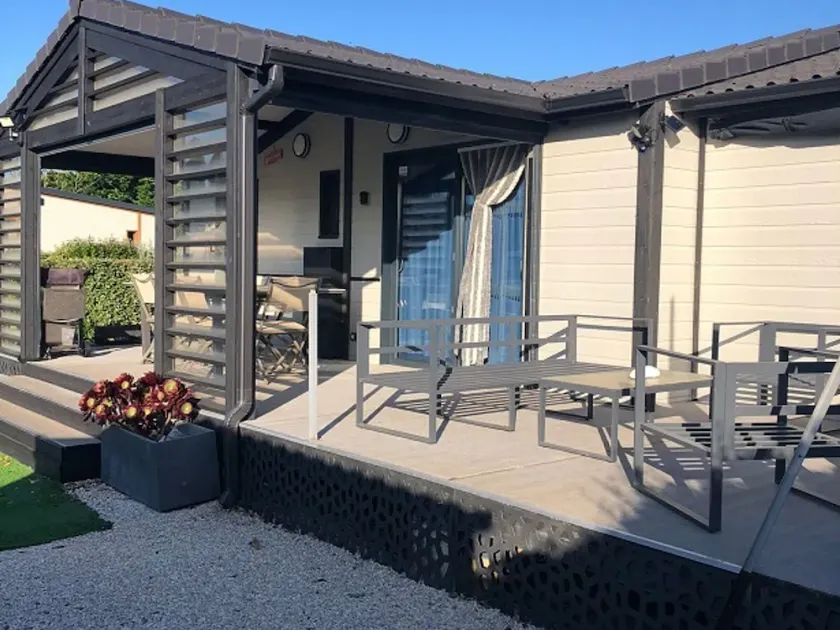 Chalet en bois 3 chambres dans domaine sécurisé avec piscine chauffée - Image 1