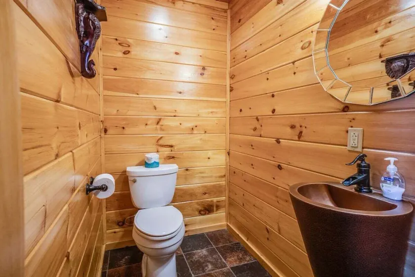 Chateau: 3 bedroom cabin with hot tub, pool table, lake view - Image 1