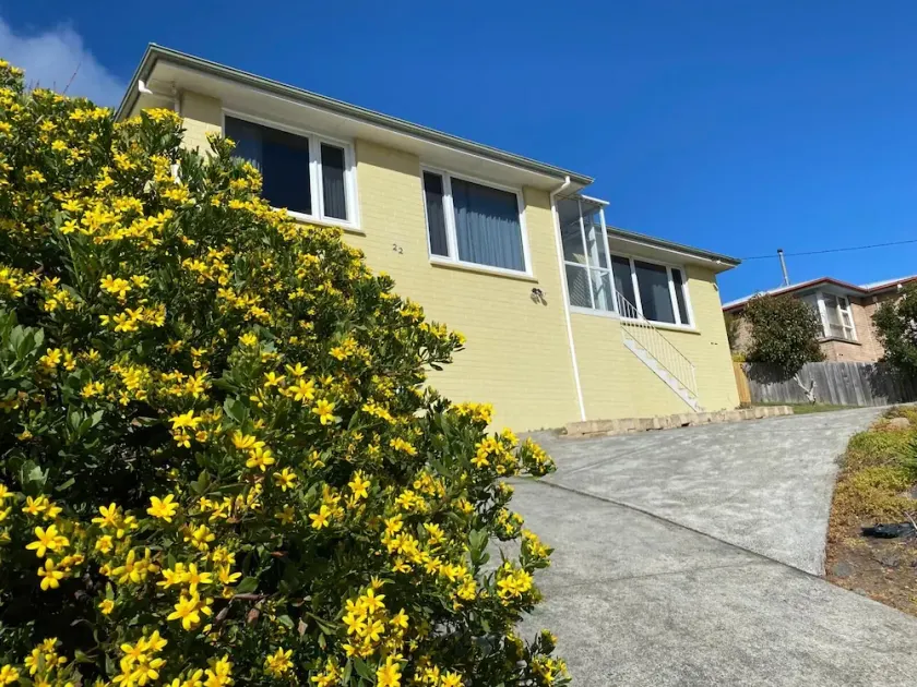 Spacious, Sunny House with View of Mt. Wellington - Image 1