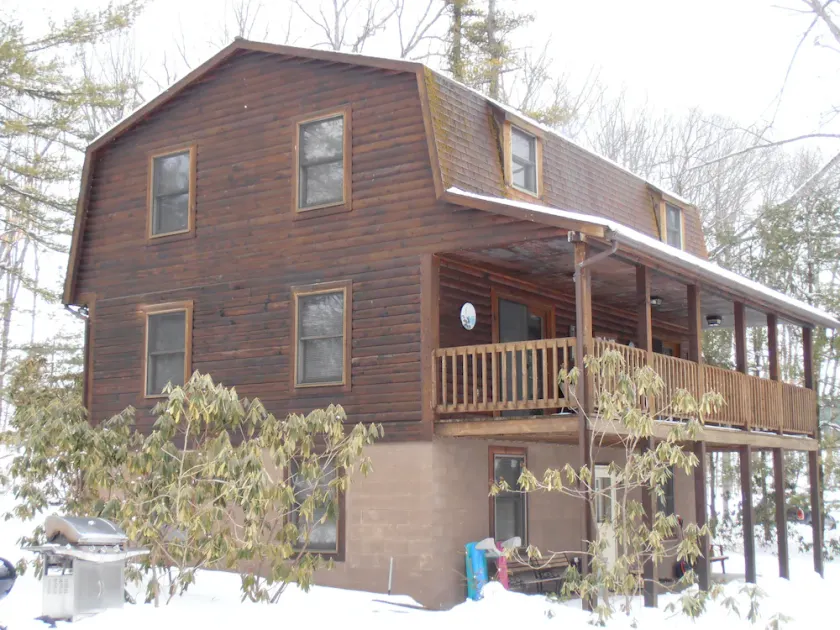 Six Bedroom Lakefront Log Home med en Dock Slip On Deep Creek Lake. - Image 1