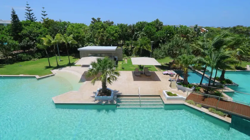 Drift South 34 - Luxurious rooftop holiday apartment with lagoon pool views - Image 1