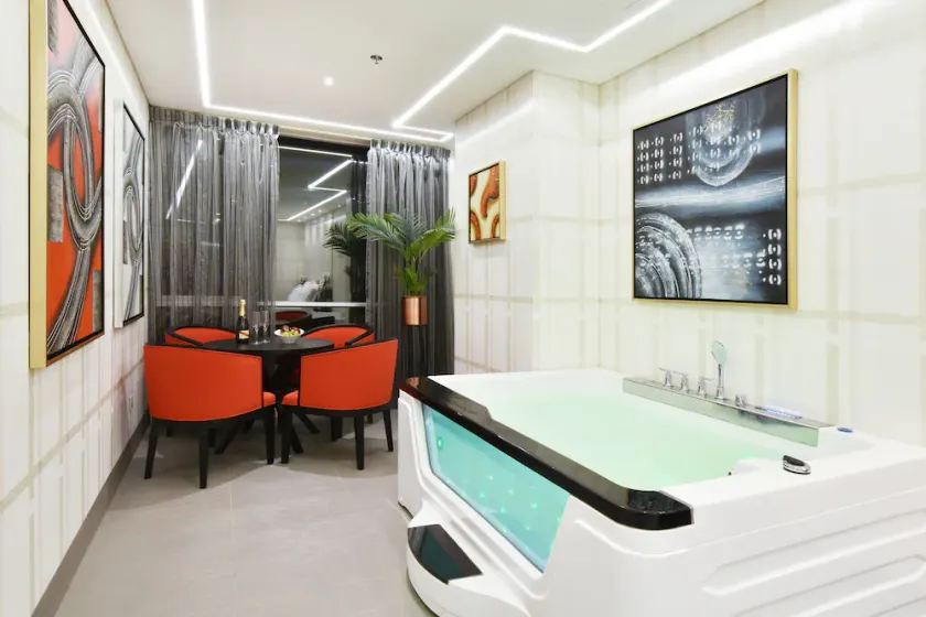 Luxury Room with Jacuzzi - Image 1