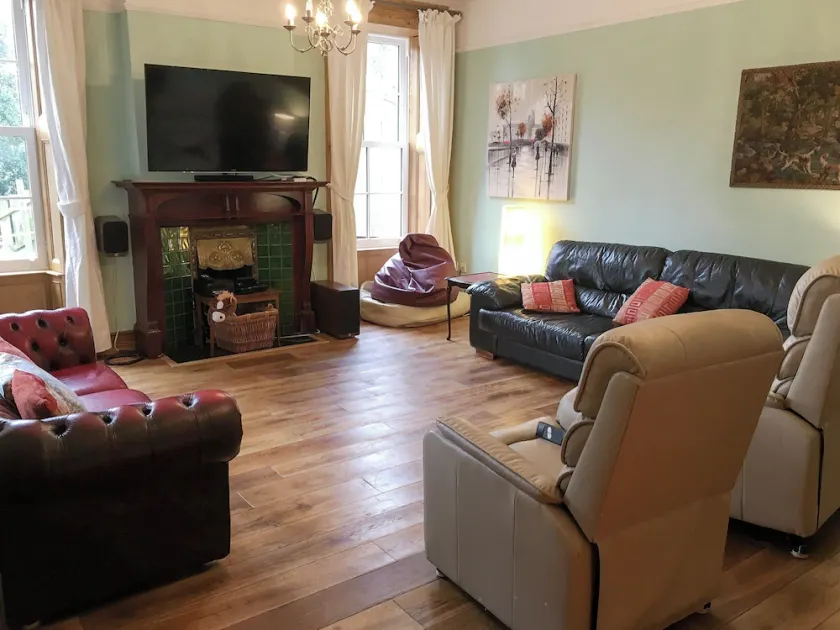 Alojamiento de 5 habitaciones en Annan - Image 1