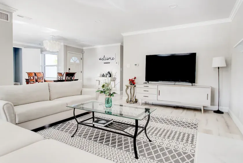 Cheerful 4-bedroom 3 bath villa with hot tub - Image 1