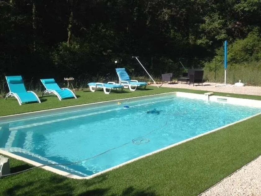 On the edge of a forest, in green Provence, with private swimming pool - Image 1