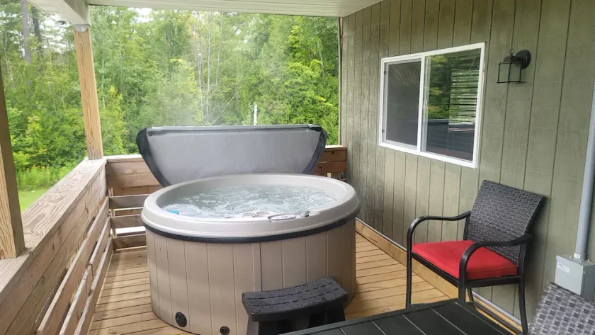Privat Hot Tub! Sleeps 6 *Traverse City *Sleeping Bear Dunes - Image 1