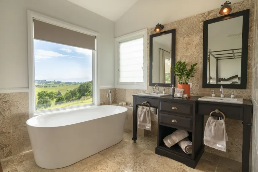 Boutique Ferienhäuser mit Blick auf Byron Bay - Image 1
