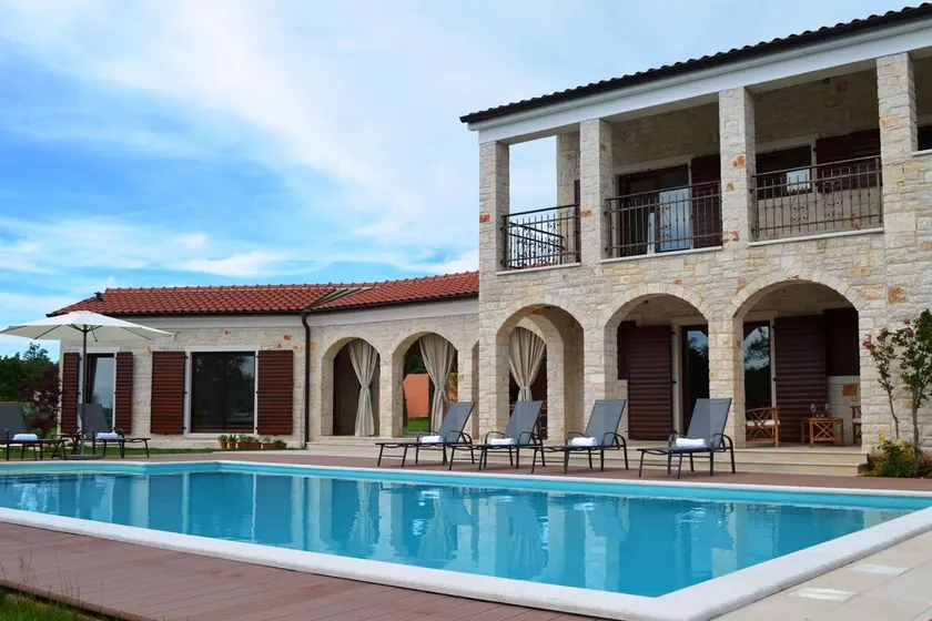 Spacious poolside villa with beautiful garden in Kringa - Image 1