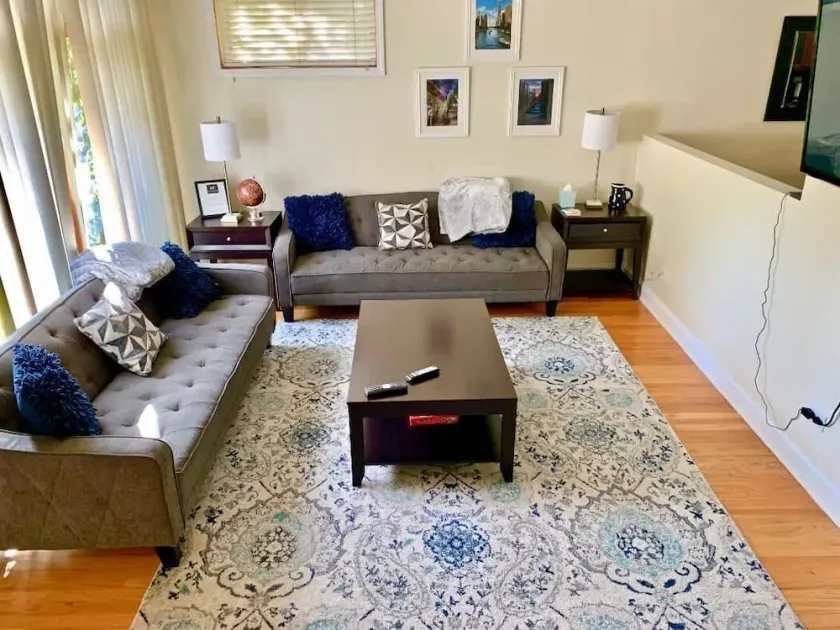 FOUR STORY TOWNHOME W / ROOFTOP DECK, SKYLINE UDSIGT & 2 BIL GARAGE (KAN PASSET 24)! - Image 1