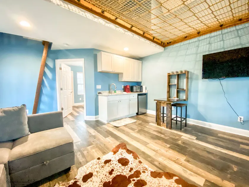 Treehouse Getaway - Image 1
