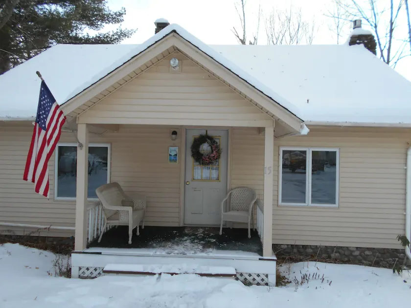 COMFORTABLE YEAR ROUND LAKE FRONT HOME - IN DER NÄHE DES SCHROON LAKE VILLAGE - Image 1