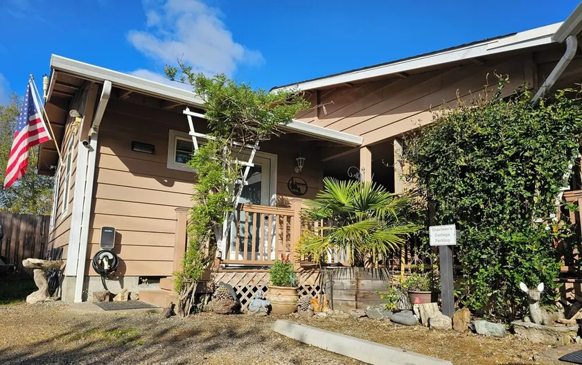 Charleen's Cottage in Jacksonville Oregon - Image 1