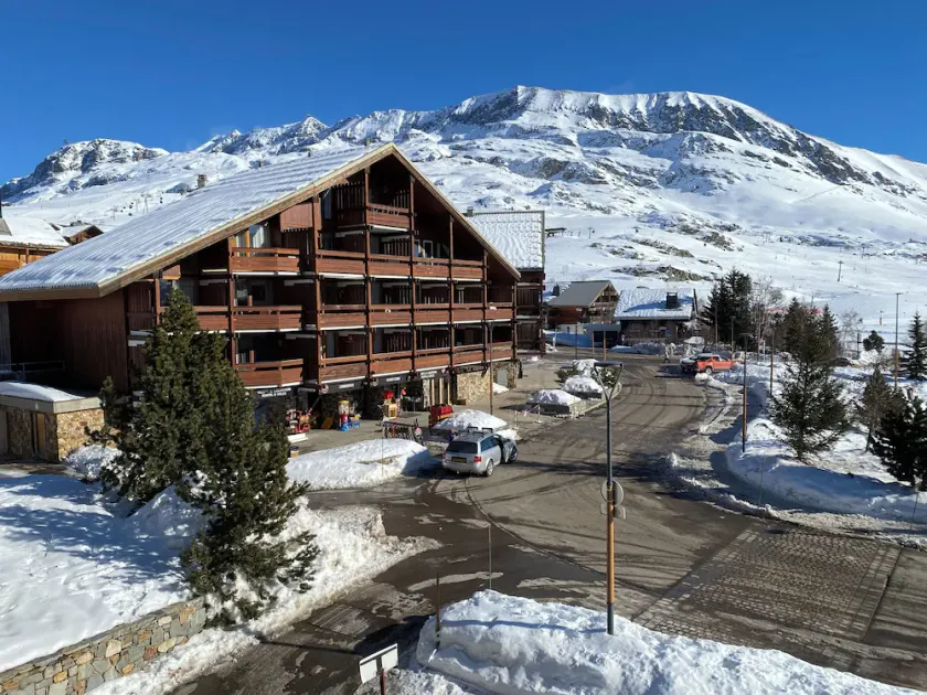 Alpe d'Huez 4-person apartment at the foot of the slopes, 150m from the ski lifts - Image 1