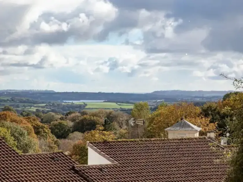 Cosy bungalow in Tamar Valley with shared pools, gym and beautiful scenic views. - Image 1