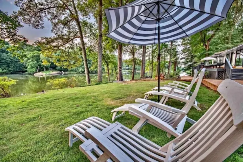》Stunning Memphis Lake Front Home/Lakeview Escape w/ Spacious Layout!《 - Image 1