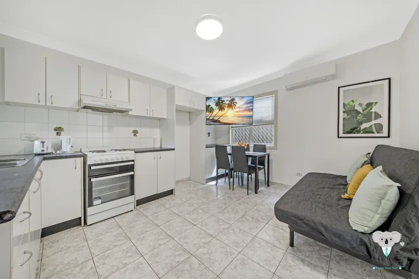 KOZYGURU FAIRFIELD 3 BEDROOM COMFY HOUSE WITH FREE PARKING NFA011 - Image 1