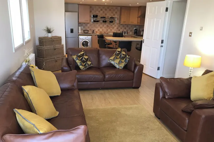 Beautiful 3-Bed Apartment in Gourock - Image 1
