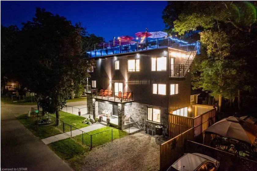 Rooftop patio Hot Tub/ 2 BBQ/ firepit/Full Games room/7 Beds/5 floors - Image 1