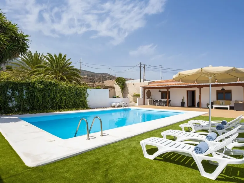 Private house with pool & garden - Image 1
