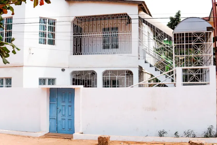 Beautiful furnished four bedroom house fitted with WIFI and exterior CCTV camera - Image 1
