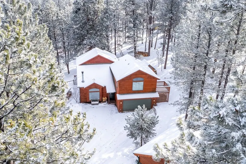 Peaceful getaway in the woods with fully fenced yard- Pet friendly! - Image 1