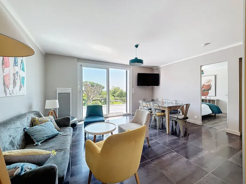 Charming villa with sea view - Image 1