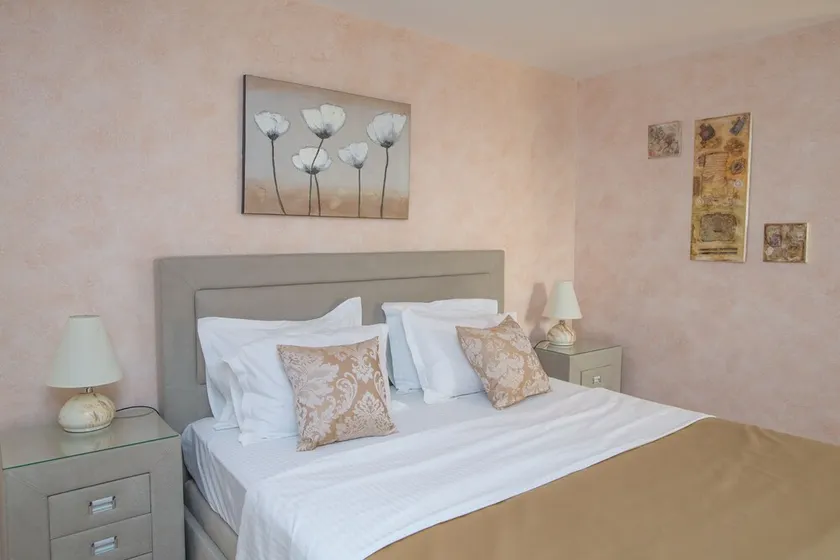 Studio apartment for single travellers or couples with king size bed - Image 1