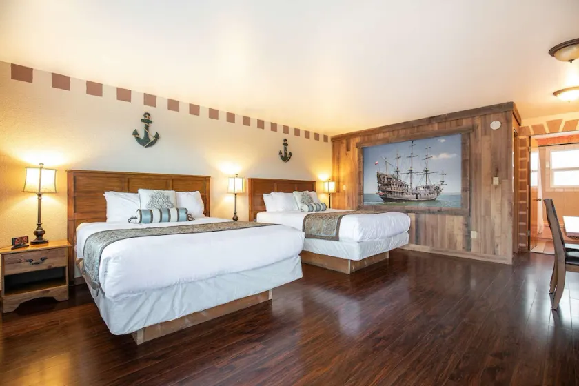 Tortuga - 1 Bedroom Suite with 3 Queen Beds at Wanderlust Inn, Pet Friendly - Image 1