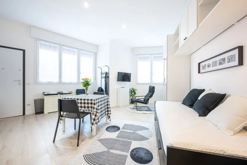Comfortable studio apartment located on the mezzanine floor of a four-storey building, equipped with a lift (not necessary to enter the apartment). At the independent entrance, there are 4 steps.In 36 m2 of space, it accommodates 2 people.Near the Piccol - Image 1