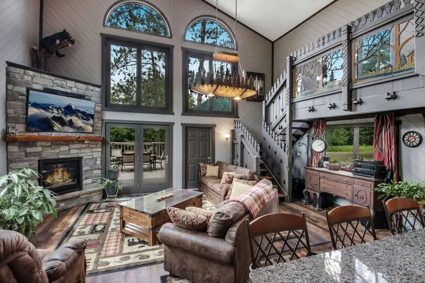 Beautiful private lodge set on 40 acres!!! - Image 1