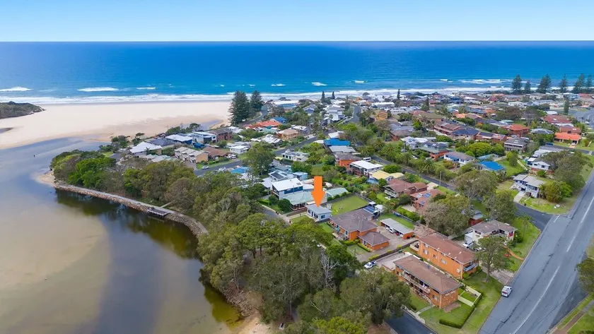 'AQUA COTTAGE' 16 Aqua Cres, Lake Cathie - Image 1