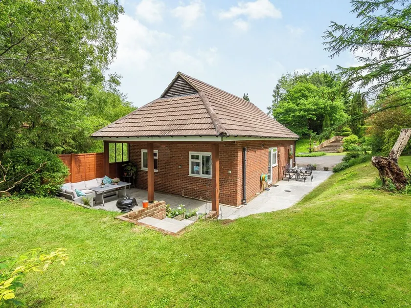 Beautiful high end bungalow within owners’ grounds with fantastic garden views. - Image 1