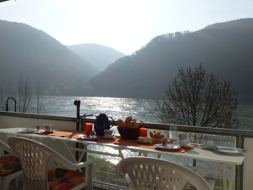 Stylish holiday home right on the Rhine with a dream view - Image 1