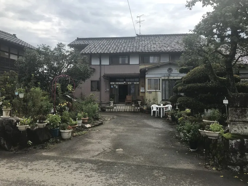 Una casa con un giardino rurale - Image 1