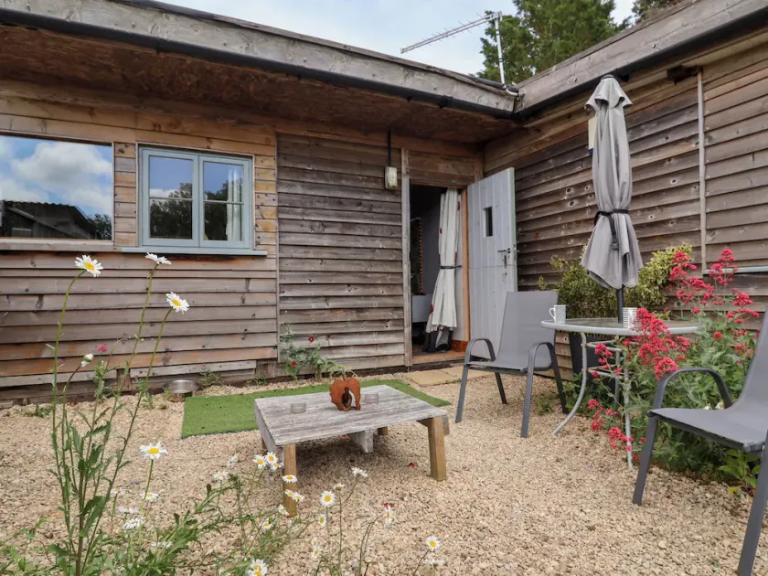 TINY WILLOW, pet friendly, with a garden in Child Okeford - Image 1