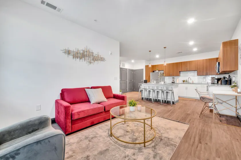 Mins➞Downtown/Med District★ Fully Stocked★24hr Gym★2Bds★2TVs - Image 1