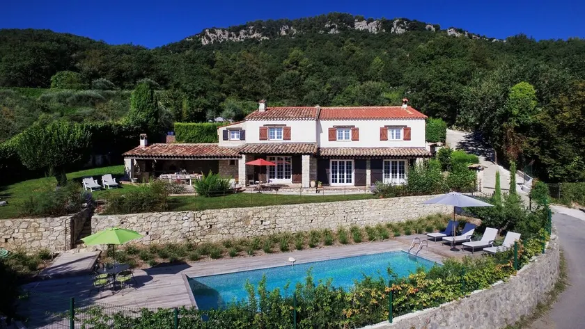 Provencal villa located in serene setting with panoramic views, sleeps 12 - Image 1