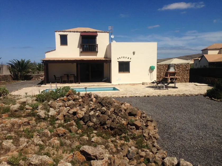House in a quiet area with private swimming pool - Image 1