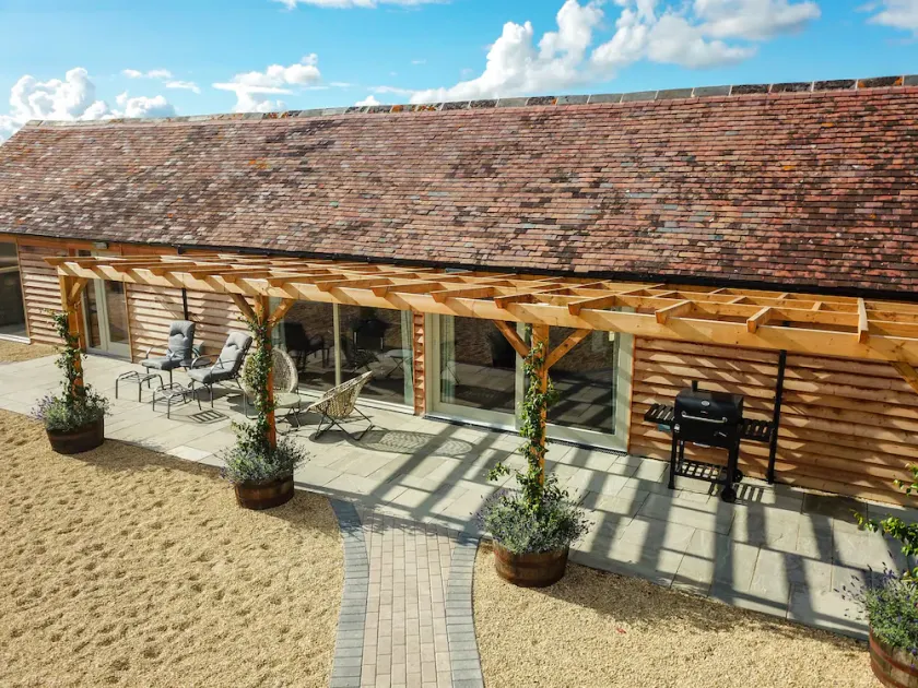 Luxury 3-Bed Cotswolds Barn for Families & Friends - Image 1