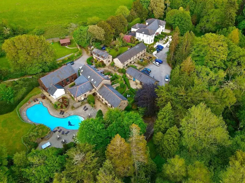Beautiful Mews Cottage in 28 acres Swimming Pools Gym Tennis ,Lake, Pet friendly - Image 1