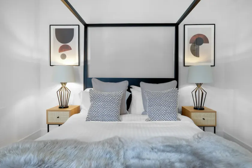 Design-Led Luxurious Townhouse Prime Location W/ Parking - Image 1