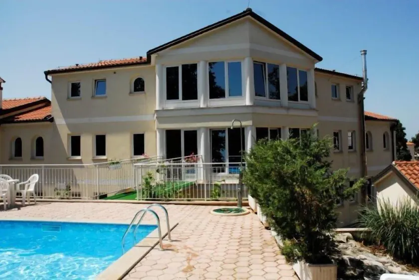 Exclusive villa with pool, guest rooms with rich breakfast buffet - Image 1