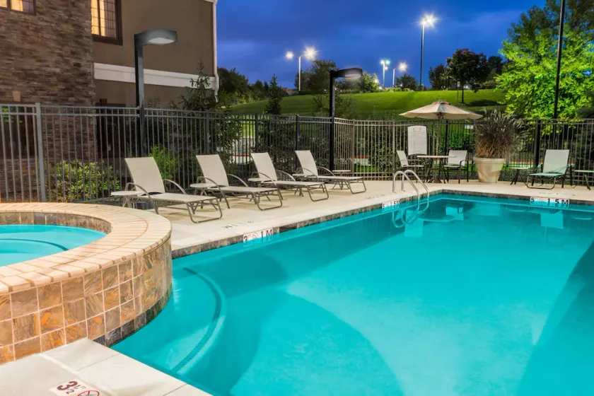 1 Bedroom | Free Breakfast. Outdoor Pool & Hot Tub - Image 1
