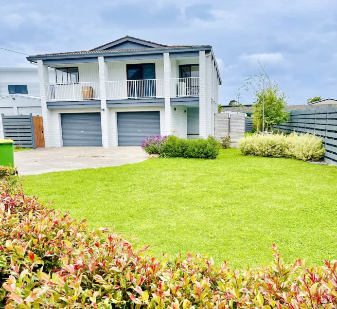 6 Lake st, 4 bedroom , 3 bathroom, 4 toilets, kitchen upstairs and downstairs - Image 1